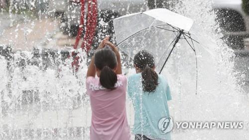 Los niños juegan en una fuente en un parque en la ciudad de Daegu, en el sureste del país, el 27 de junio de 2023. (Yonhap)