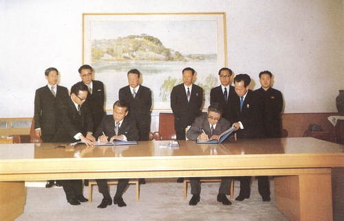 En esta foto de archivo fechada el 4 de noviembre de 1972, proporcionada por el Ministerio de Unificación, Lee Hu-rak (izquierda, sentado), entonces jefe de la agencia de inteligencia estatal de Corea del Sur, y Kim Yong-ju (derecha, sentado), entonces jefe de asuntos de organización en el gobernante Partido de los Trabajadores de Corea del Norte, firmar un acuerdo sobre la formación y operación de un comité intercoreano.  (FOTO NO A LA VENTA)