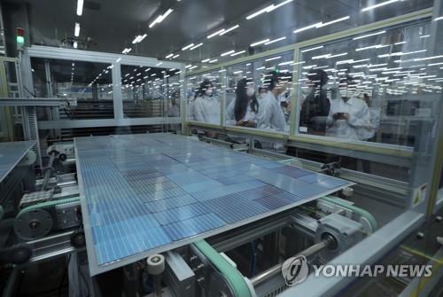 (LEAD) Hanwha Solutions' profit falls 29 pct in Q2 on weak chemicals demand