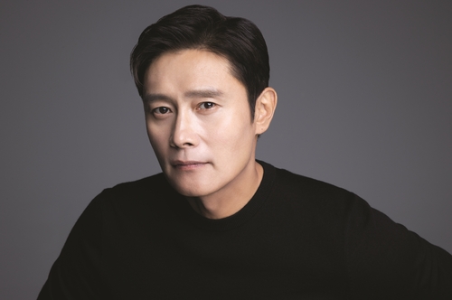 Actor Lee Byung-hun captivated by morally complex characters in 'Concrete Utopia'