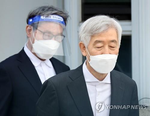 This file photo shows Choi Gee-sung (R), a former head of Samsung's now-disbanded control tower Future Strategy Office, and his former deputy, Chang Choong-ki being released from a prison in March 2022 on parole. (Yonhap)