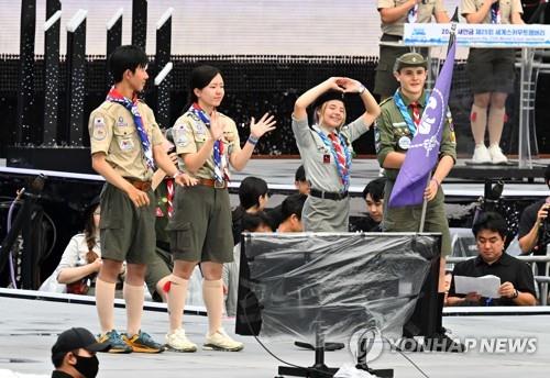 South Korean Scouts hand over the Scout flag to representatives from Poland, the host country for the 2027 World Scout Jamboree, at the closing ceremony of the 2023 jamboree held at Seoul World Cup Stadium in western Seoul on Aug. 11, 2023. (Pool photo) (Yonhap)