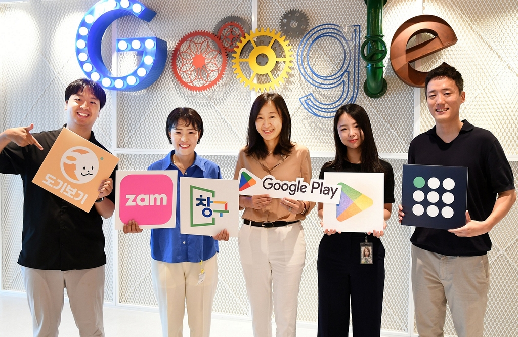 This photo provided by Google Korea shows Kay Shin (C), senior director of marketing, Asia-Pacific platforms and ecosystems, and participants of Google's ChangGoo Program posing for a photo during a press event in Seoul on Aug. 17, 2023. (PHOTO NOT FOR SALE) (Yonhap)