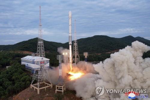 (2nd LD) N. Korea fires what it claims to be 'space launch vehicle' southward: S. Korean military