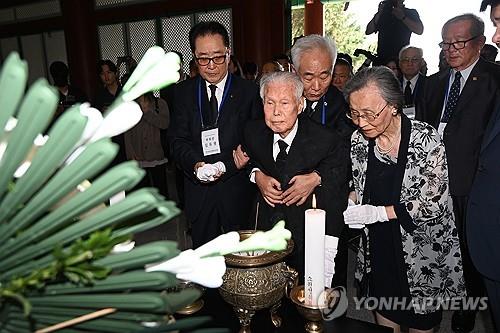 Late President Rhee's son apologizes to April 19 Revolution victims