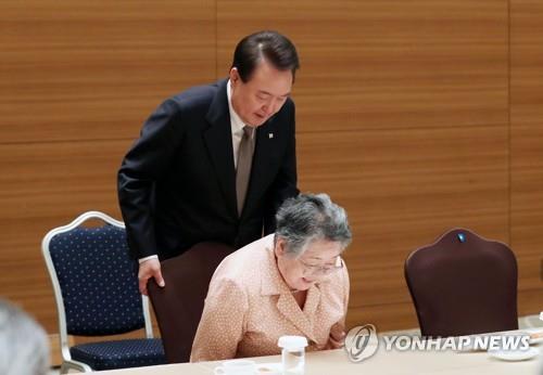 Yoon invites Korean atomic bomb victims in Hiroshima for Chuseok