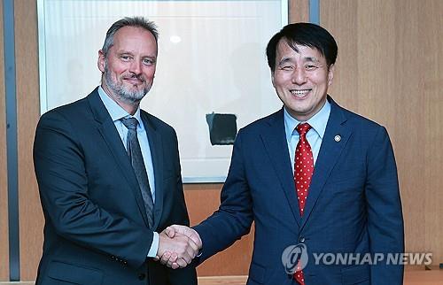 This photo, provided by South Korea's industry ministry, shows First Vice Industry Minister Jang Young-jin (R) shaking hands with Airbus Defense and Space CEO Michael Schoellhorn ahead of their talks in Seoul on Sept. 13, 2023. (PHOTO NOT FOR SALE) (Yonhap)