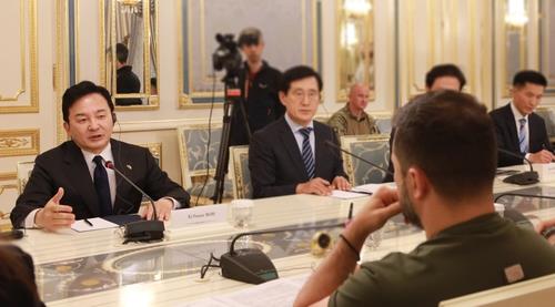 South Korea's Minster of Land, Infrastructure and Transport Won Hee-ryong (L) speaks during a meeting with Ukrainian President Volodymyr Zelensky (R) in Kiev on Sept. 13, 2023, in this photo provided by the ministry. PHOTO NOT FOR SALE (Yonhap)