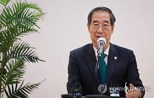 Prime Minister Han Duck-soo speaks to reporters at the government complex in Seoul on Sept. 19, 2023. (Yonhap)