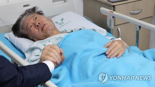 This photo shows Lee Jae-myung, leader of the main opposition Democratic Party, receiving a visit from the party's floor leader Park Kwang-on at a hospital in Seoul on Sept. 21, 2023. (Yonhap)