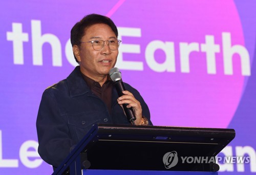 SM founder Lee Soo-man to join tree-planting project in LA