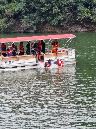 Civilian helicopter crashes into Pocheon reservoir; 1 suspected to be on board