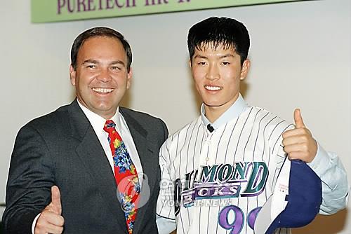 ARIZONA DIAMONDBACKS 2001 WORLD SERIES SOUTH KOREA BYUNG HYUN KIM