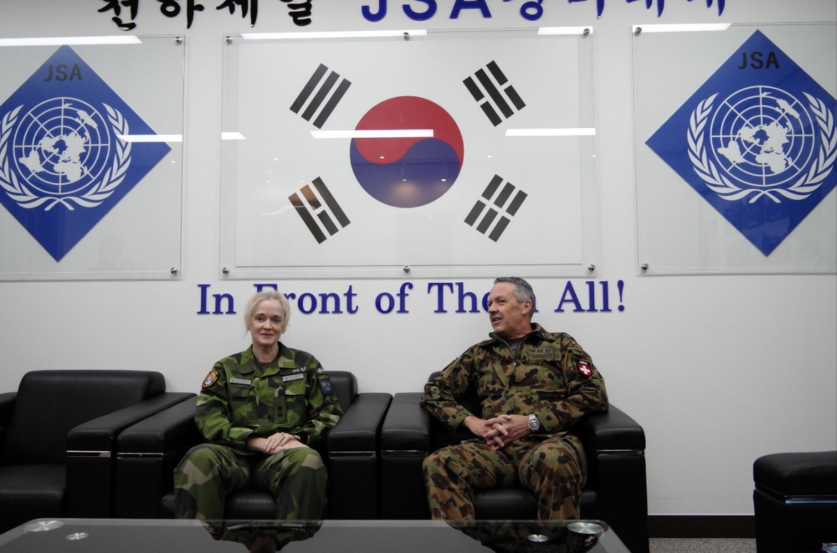 El General de División Lena Persson Herlitz (L), jefe de la delegación sueca de la Comisión de Supervisión de Naciones Neutrales (NNSC), y el General de División Ivo Burgener, jefe de la delegación suiza del NNSC, hablan durante una entrevista en el Joint Centro de visitantes del área de seguridad en Camp Bonifas, justo al sur de la Zona Desmilitarizada, que separa las dos Coreas.  (Yonhap) 