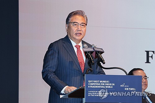 Esta fotografía de archivo, tomada el 6 de diciembre de 2023, muestra al ministro de Asuntos Exteriores, Park Jin, hablando en una conferencia en el centro de Seúl.  (Yonhap) 