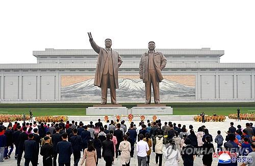 Trabajadores y estudiantes norcoreanos rinden homenaje frente a las estatuas del difunto fundador del país, Kim Il-sung (izq.), y de su difunto hijo y sucesor, Kim Jong-il, en la colina Mansudae en Pyongyang el 10 de octubre de 2023. con motivo del 78º aniversario del partido gobernante, en esta fotografía de archivo publicada por la Agencia Central de Noticias de Corea del Norte al día siguiente.  (Para uso únicamente en la República de Corea. Sin redistribución) (Yonhap)
