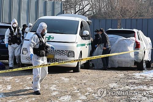 Los investigadores de la policía examinan un automóvil en un parque en el distrito Jongno de Seúl, el 27 de diciembre de 2023, después de que el actor Lee Sun-kyun fuera encontrado muerto dentro del automóvil en un aparente suicidio ese mismo día, con una briqueta de carbón colocada en el asiento del pasajero.  (Yonhap)