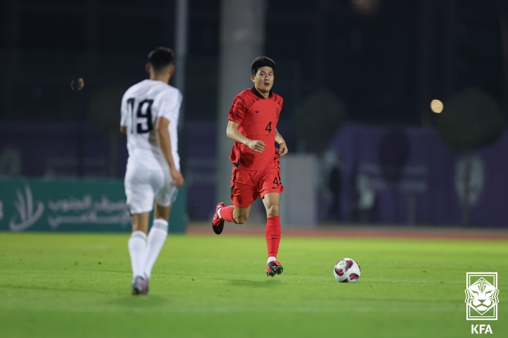 Kim Min-jae of South Korea (R) dribbles the ball against Iraq during the teams' friendly football match at New York University Abu Dhabi Stadium in Abu Dhabi on Jan. 6, 2024, in this photo provided by the Korea Football Association. (PHOTO NOT FOR SALE) (Yonhap)