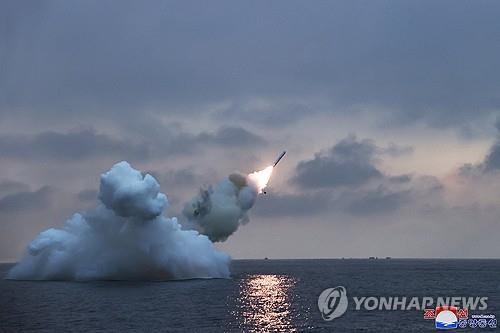 Esta fotografía, publicada por la Agencia Central de Noticias Coreana oficial de Corea del Norte el 29 de enero de 2024, muestra el disparo por parte de Corea del Norte de un misil de crucero lanzado desde un submarino el día anterior.  El líder norcoreano, Kim Jong-un, supervisó la prueba de fuego del nuevo misil de crucero estratégico Pulhwasal-3-31 y revisó un proyecto para construir un submarino de propulsión nuclear, informaron los medios estatales.  (Para uso únicamente en la República de Corea. Sin redistribución) (Yonhap)