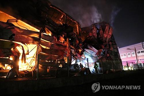 Esta fotografía proporcionada por la sede del Servicio de Bomberos de Gyeongbuk el 31 de enero de 2024 muestra la escena de un incendio en una fábrica en Mungyeong, 140 kilómetros al sureste de Seúl.  (FOTO NO EN VENTA) (Yonhap)
