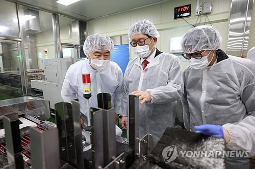 This photo, provided by the Korea Customs Service, shows agency chief Ko Kwang-hyo (C) visiting a dried seaweed processing factory in Mokpo, South Jeolla Province. (PHOTO NOT FOR SALE) (Yonhap)