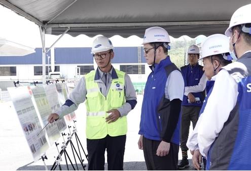 Samsung Electronics Co. Chairman Lee Jae-yong (C) receives a briefing on the construction of a Samsung SDI production line in Seremban, 65 kilometers south of Kuala Lumpur, on Feb. 9, 2024, in this photo released by Samsung Electronics on Feb. 12, 2024. (PHOTO NOT FOR SALE) (Yonhap)