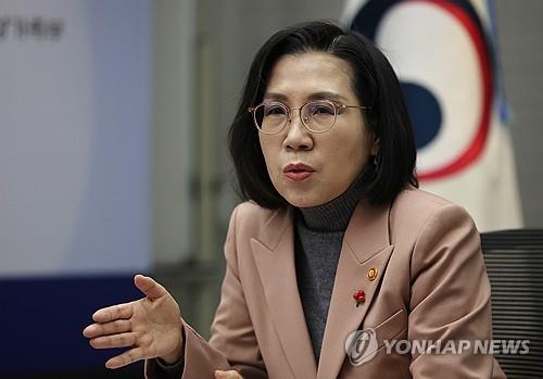 Esta fotografía de archivo sin fecha muestra al Ministro de Igualdad de Género, Kim Hyun-sook, hablando en una entrevista con la Agencia de Noticias Yonhap en el complejo gubernamental de Seúl.  (Yonhap)