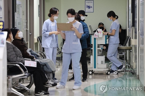 Nurses attend to patients waiting for treatment at a hospital in Seoul on Feb. 27, 2024. (Yonhap)
