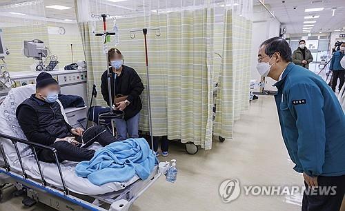 Prime Minister Han Duck-soo (R) meets with a patient at a public medical center in Seoul on March 1, 2024. (Yonhap)