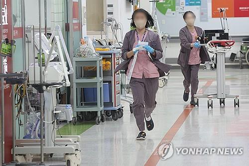 El personal médico se mueve a toda prisa en un hospital de la ciudad sudoriental de Daegu el 29 de febrero de 2024. (Yonhap)