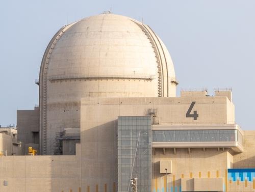 Esta imagen sin fecha, proporcionada por Korea Electric Power Corp., muestra la cuarta y última unidad de la planta de energía nuclear Barakah construida por Corea del Sur en los Emiratos Árabes Unidos.  (FOTO NO EN VENTA) (Yonhap)