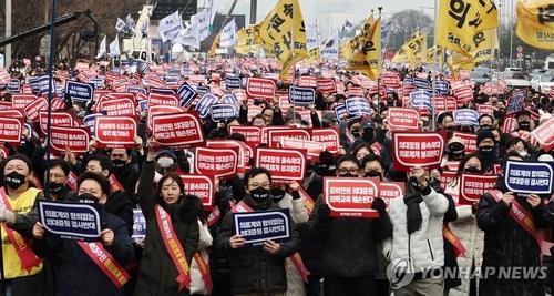 Los médicos protestan contra el plan del gobierno de añadir 2.000 admisiones a las escuelas de medicina durante una manifestación masiva en el oeste de Seúl el 3 de marzo de 2024. (Yonhap) 