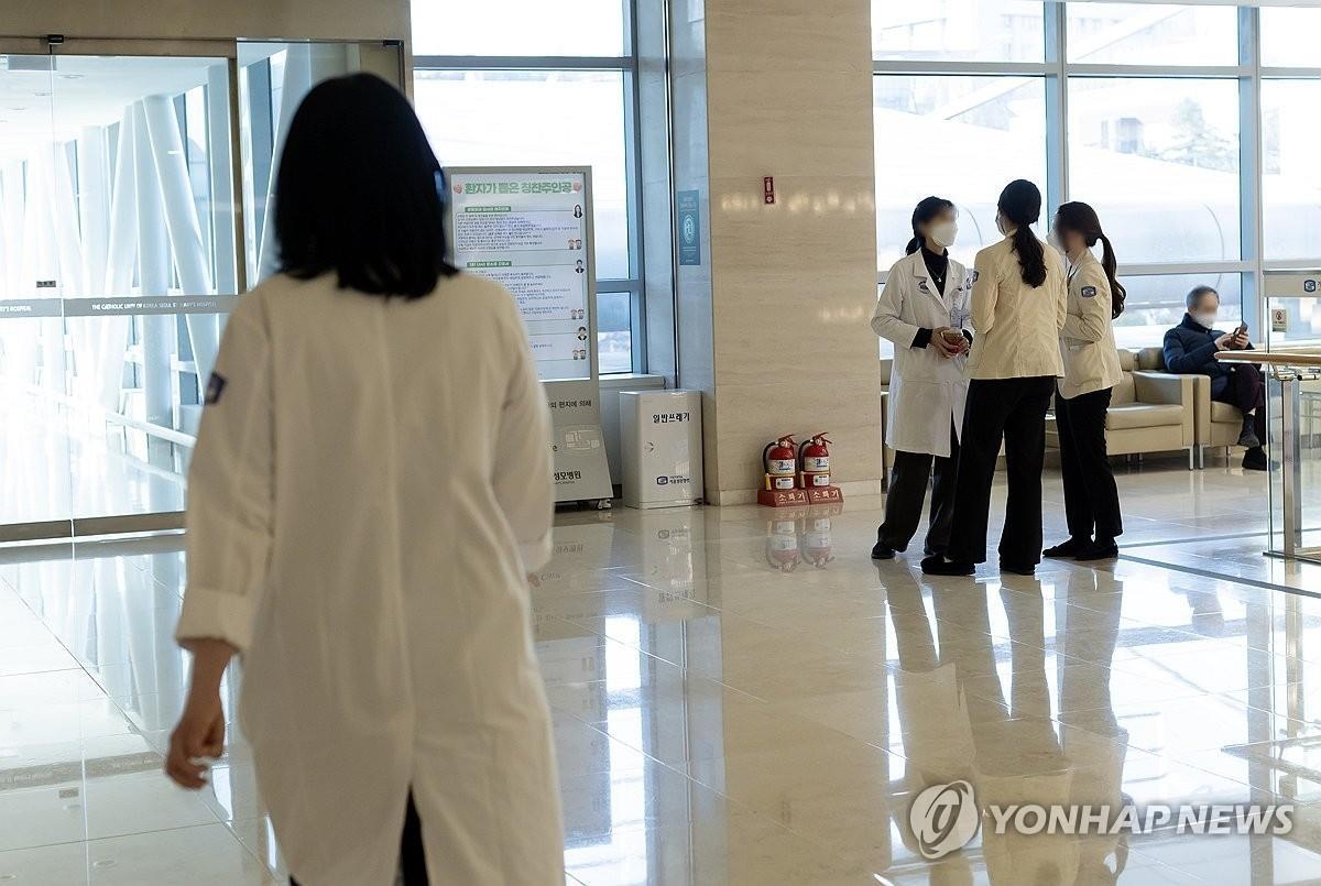 Esta fotografía de archivo sin fecha muestra a los médicos en un hospital.  (Yonhap)