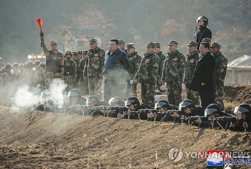 El líder norcoreano Kim Jong-un (centro) visita una base de entrenamiento militar en la región occidental del país el 6 de marzo de 2024, en esta fotografía publicada por la Agencia Central de Noticias de Corea del Norte al día siguiente.  (Para uso únicamente en la República de Corea. Sin redistribución) (Yonhap)