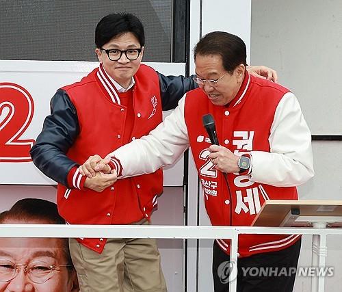 Ruling People Power Party leader Han Dong-hoon (L) is joined by former Unification Minister Kwon Young-se on the campaign trail ahead of the general elections in Seoul, on March 28, 2024. (Yonhap)