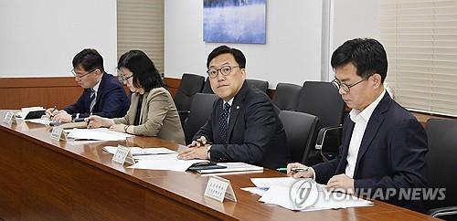 한국 기획재정부가 제공한 사진에서 김병환 재무 1차관이 2024년 4월 16일 서울에서 중동위기에 관한 정부차원 긴급회의를 주재하고 있다.  (사진은 비매품입니다) (연합)
