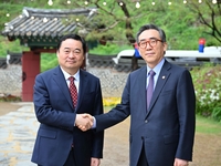 FM Cho holds talks with Chinese party chief of Liaoning province