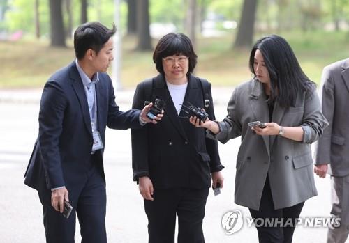 Yoo Jae-eun (C), a legal affairs official at the defense ministry, appears at the Corruption Investigation Office for High-ranking Officials (CIO) in Gwacheon, south of Seoul, to face questioning on April 26, 2024. (Yonhap)