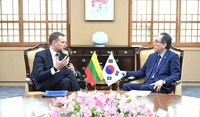 FM Cho discusses bilateral ties with Lithuanian counterpart in Seoul as embassy opens