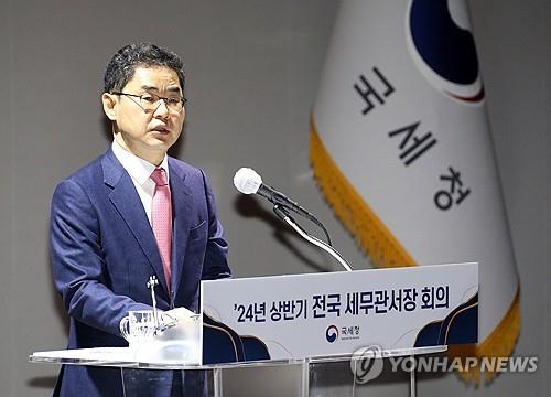 Esta foto de archivo muestra al comisionado del Servicio Nacional de Impuestos, Kim Chang-ki, hablando durante una reunión con jefes de oficinas tributarias de todo el país en la ciudad central de Sejong el 15 de febrero de 2024. (Yonhap)