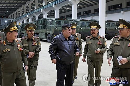 El líder norcoreano Kim Jong-un inspecciona un nuevo sistema de armas de misiles tácticos, que será equipado recientemente por las unidades combinadas de misiles del Ejército Popular de Corea, en un sitio no revelado el 14 de mayo de 2024, en esta fotografía publicada al día siguiente por el Norte. Medio de comunicación estatal Agencia Central de Noticias de Corea.  (Para uso únicamente en la República de Corea. Sin redistribución) (Yonhap) 