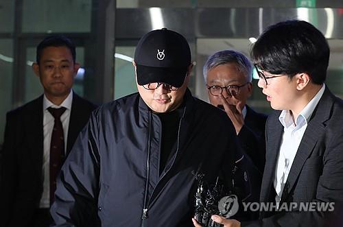 El cantante de popera Kim Ho-joong habla después de enfrentarse al interrogatorio policial en la comisaría de policía de Gangnam, en Seúl, el 21 de mayo de 2024. (Yonhap)