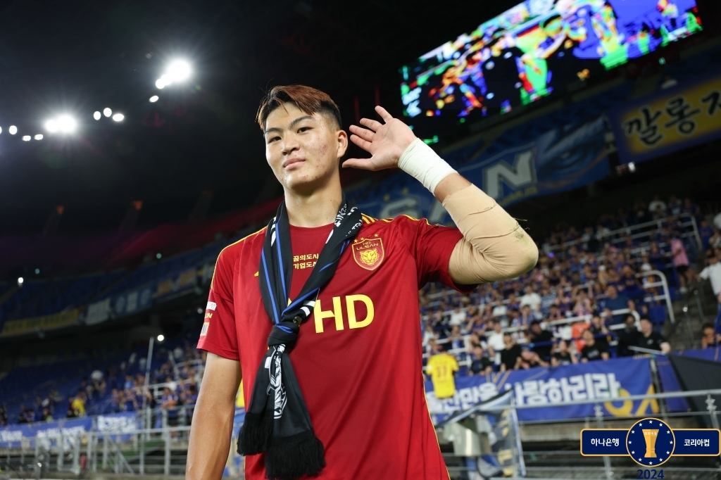 Ulsan HD FC goalkeeper Moon Hyun-ho celebrates after a 3-0 penalty shootout win over Gyeongnam FC in the round of 16 of the Korea Cup football tournament at Munsu Football Stadium in Ulsan, some 300 kilometers southeast of Seoul, on June 19, 2024, in this photo provided by the Korea Football Association. (PHOTO NOT FOR SALE) (Yonhap)