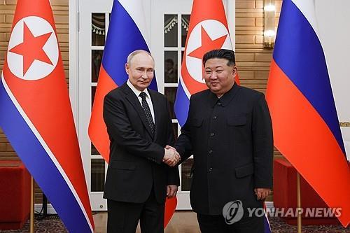 Esta foto, publicada por la agencia de noticias rusa TASS, muestra al presidente ruso Vladimir Putin y al líder norcoreano Kim Jong-un posando en la Casa de Huéspedes Estatal de Kumsusan en su cumbre el 19 de junio de 2024. (Yonhap) 