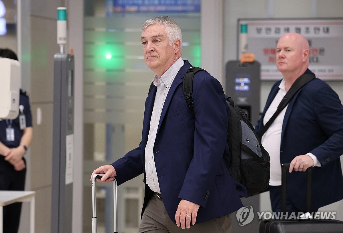 Esta foto tomada el 7 de julio de 2024 muestra a Fred Fleitz (segundo desde la derecha), vicepresidente del Centro de Seguridad Estadounidense del America First Policy Institute, llegando al Aeropuerto Internacional de Incheon, en Incheon, justo al oeste de Seúl. (Yonhap)