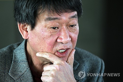 Singer-songwriter and playwright Kim Min-ki is seen in this file photo taken Feb. 21, 2011. (Yonhap)