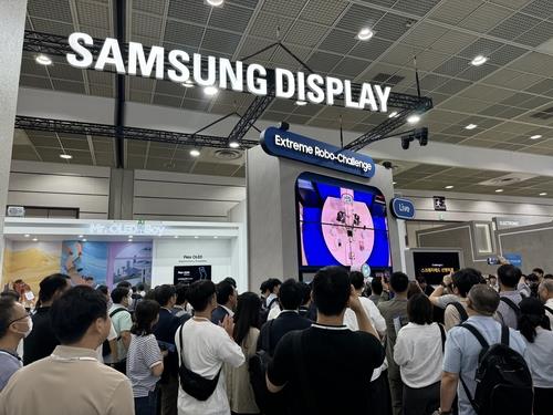 People visit Samsung Display Co.'s booth at the Korean Display Exhibition in southern Seoul on Aug. 14, 2024. (Yonhap)