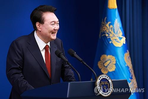 El presidente Yoon Suk Yeol habla en una conferencia de prensa en la oficina presidencial en Seúl, en esta foto de archivo tomada el 9 de mayo de 2024, para conmemorar sus primeros dos años en el cargo. (Yonhap)