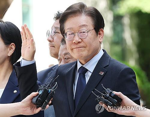 El presidente del Partido Demócrata, Lee Jae-myung, asiste a una audiencia judicial en el Tribunal del Distrito Central de Seúl, en el sur de Seúl, el 30 de septiembre de 2024. (Yonhap) 