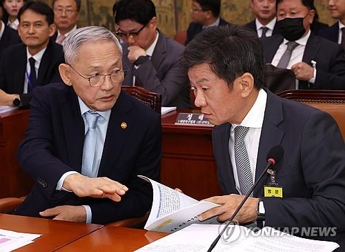 Yoon calls for uncovering truth behind controversial appointment of nat'l football coach